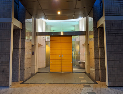 玄関に案内版を置くケースが多いです